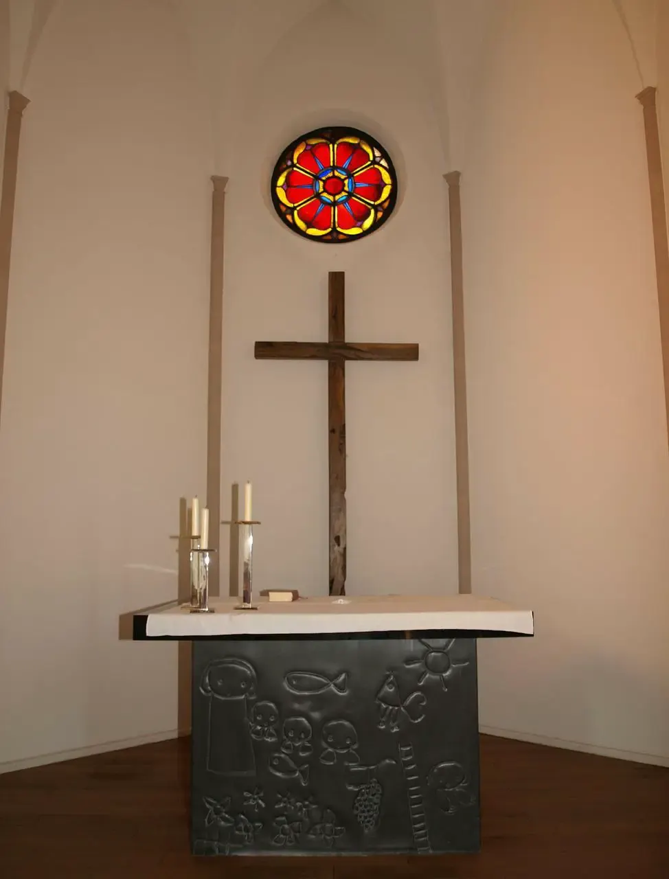 Difference and similarities between Catholic and Protestant churches.