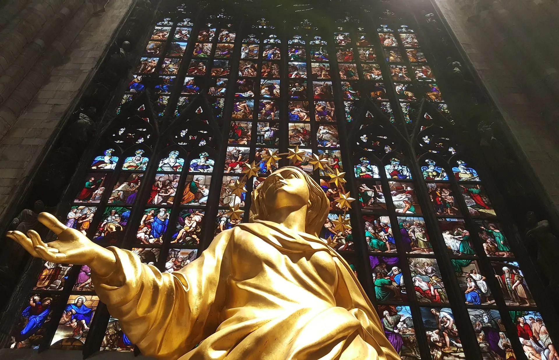 Daily Rosary prayers you can pray during October devotion.