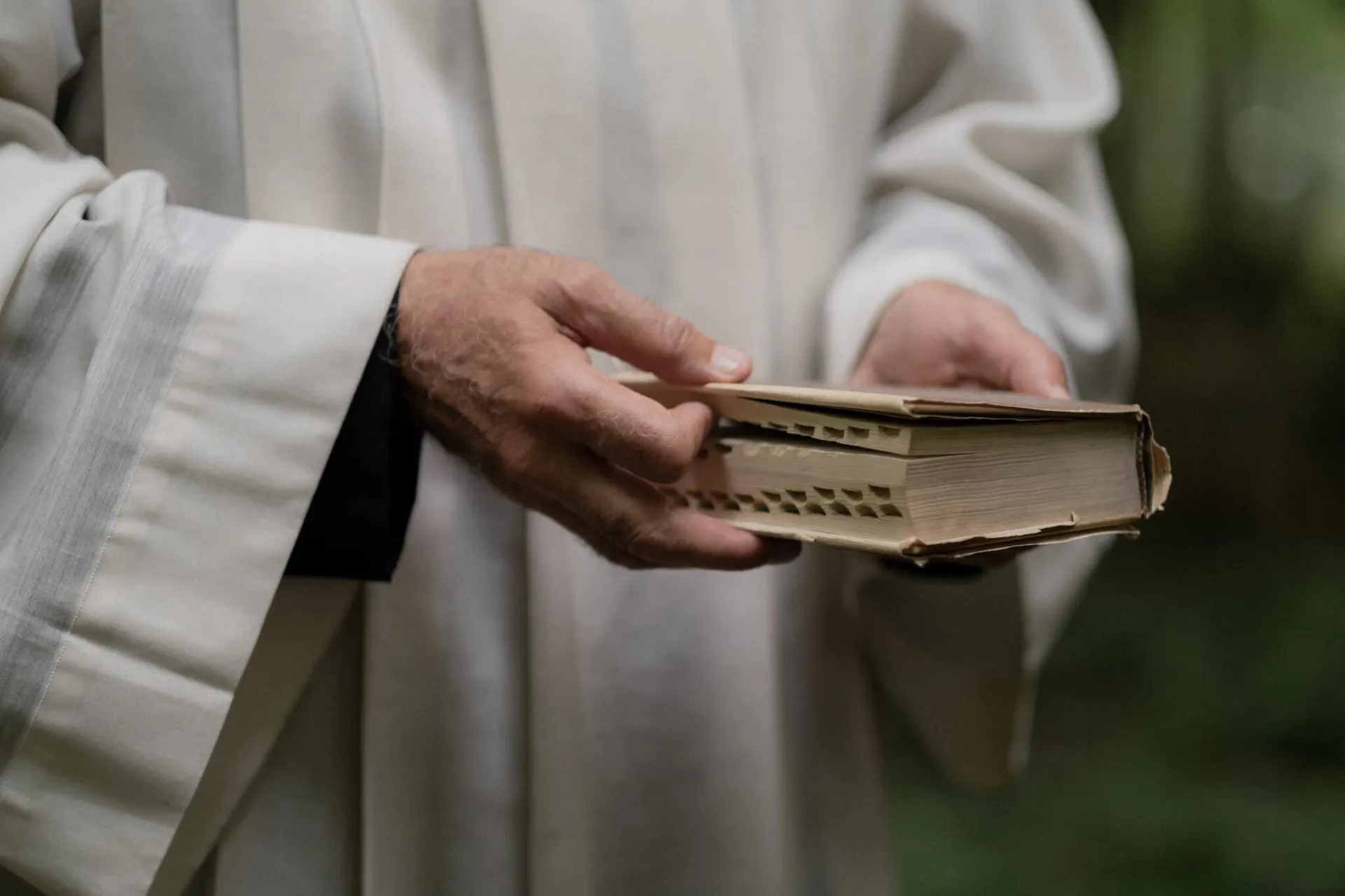 Difference between A minister and a Reverend