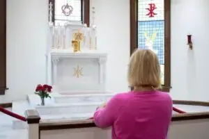 Eine Vergleichende Studie der Katholischen und Anglikanischen Kirchen: Unterschiede aufdecken und Gemeinsamkeiten entdecken