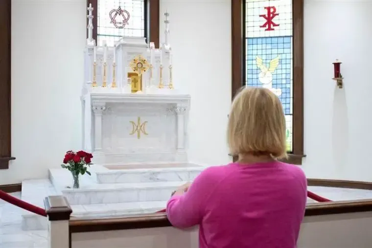 Eine Vergleichende Studie der Katholischen und Anglikanischen Kirchen: Unterschiede aufdecken und Gemeinsamkeiten entdecken