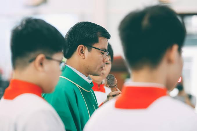 Difference and Similarities between Diocesan and Religious Priest